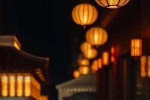 《折纸少年》书桌特写，一排年份不同的纸鹤